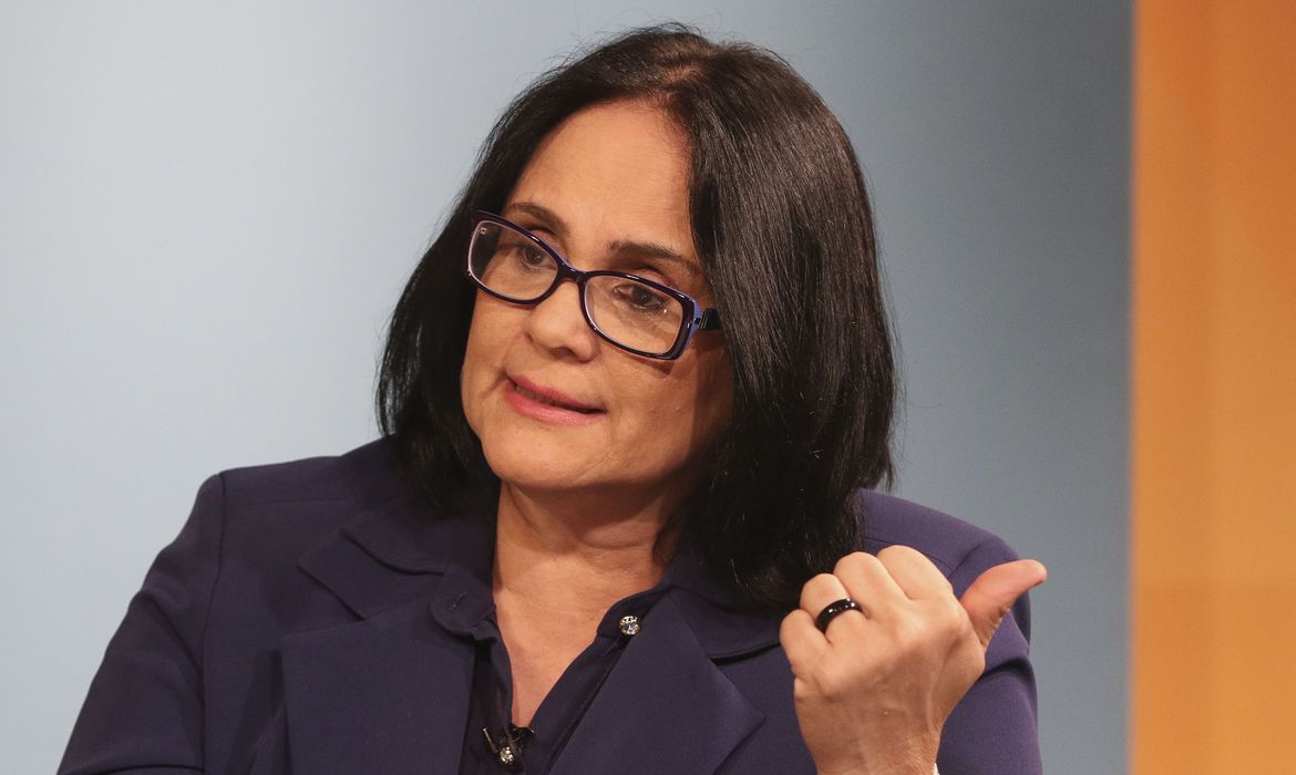 Hipocrisia pouca é bobagem: Damares Alves, agora, se diz “aliada” e defensora de cotas para pessoas trans