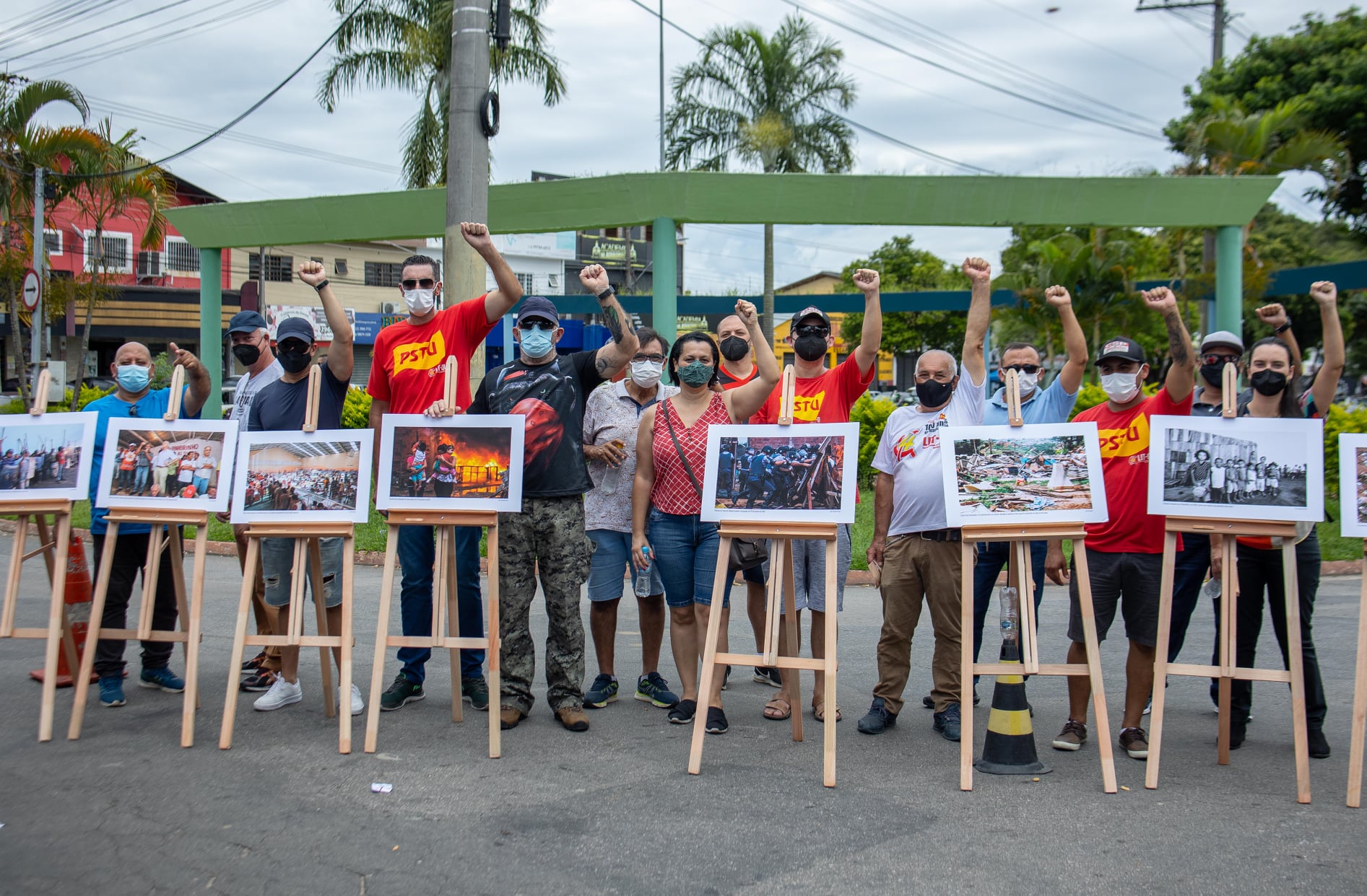 Exposição fotográfica e panfletagem dão inicio às atividades sobre os 10 anos da desocupação do Pinheirinho