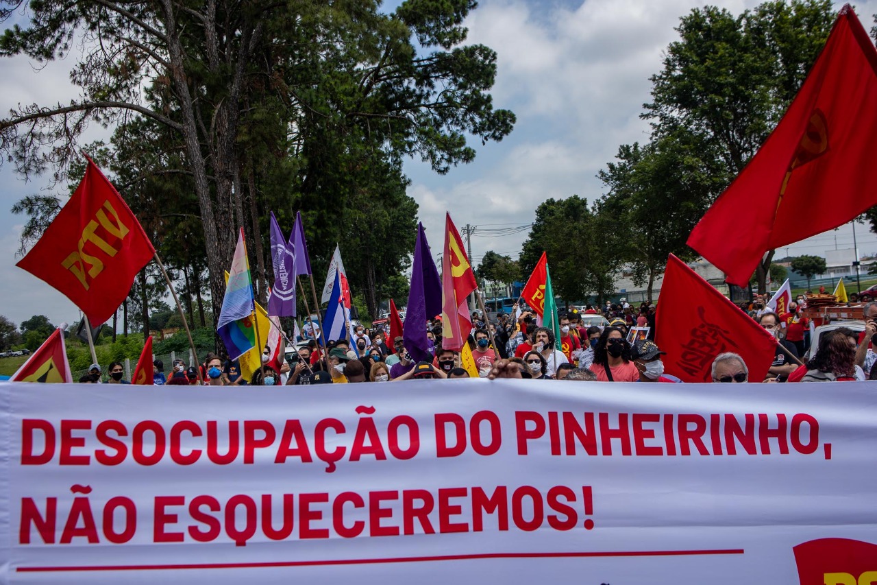 Manifestantes participam de ato em memória à desocupação violenta do Pinheirinho