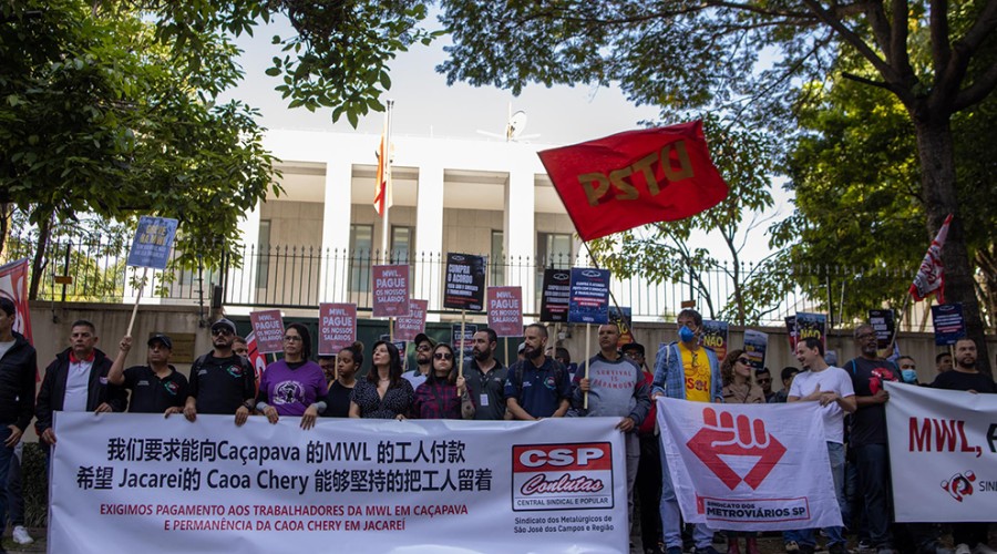 Trabalhadores da Caoa Chery e MWL protestam em frente ao Consulado da China