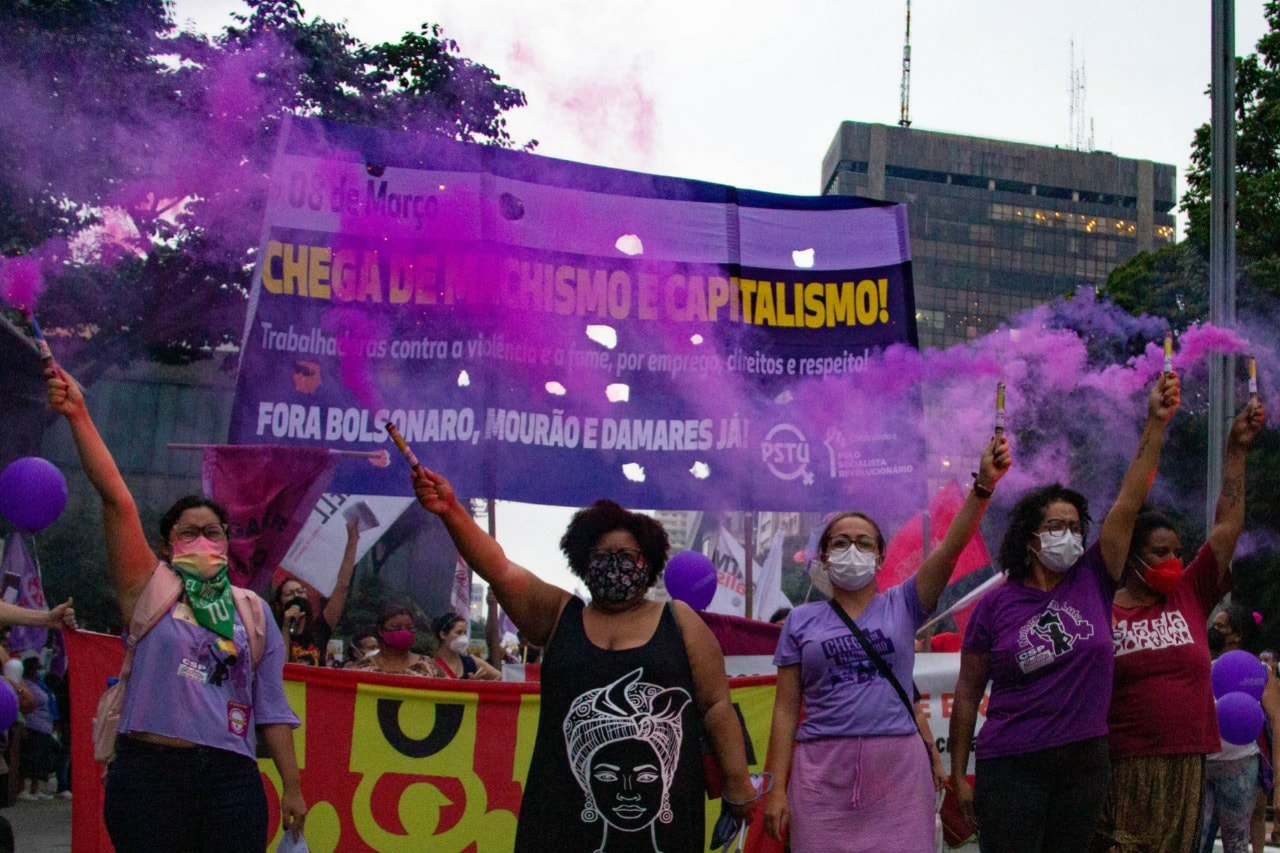 O machismo e o capitalismo estão nos matando. Basta de violência contra as mulheres!