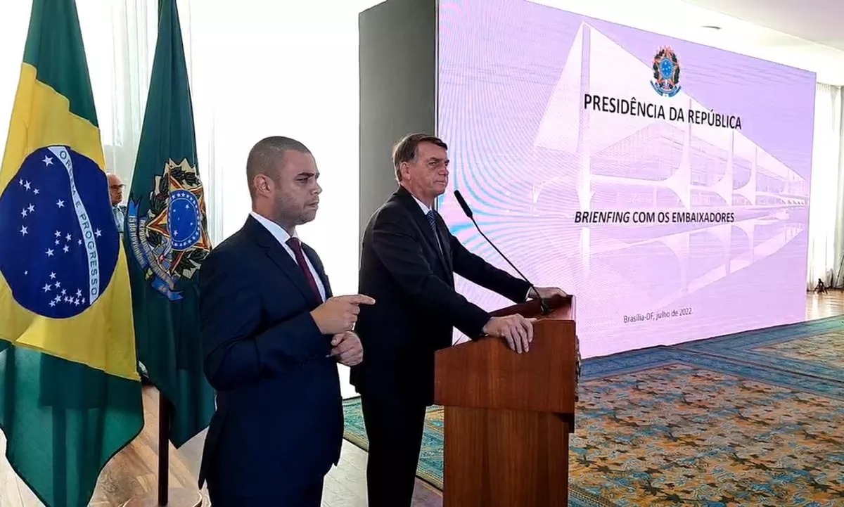 Bolsonaro golpista imita Trump e ameaça as eleições