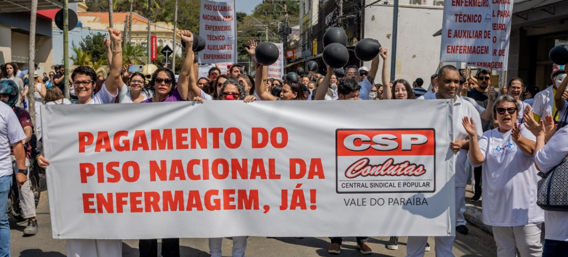 Pressão no STF: profissionais da enfermagem vão às ruas em defesa do piso nacional da categoria