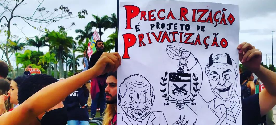 Estudantes e profissionais repudiam Bolsonaro em defesa da educação pública