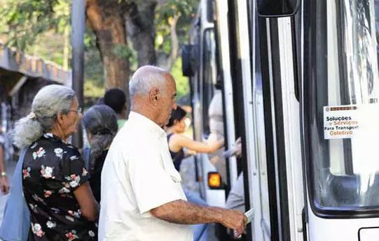 Justiça derruba golpe da prefeitura e câmara de São Paulo contra a gratuidade no transporte para idosos