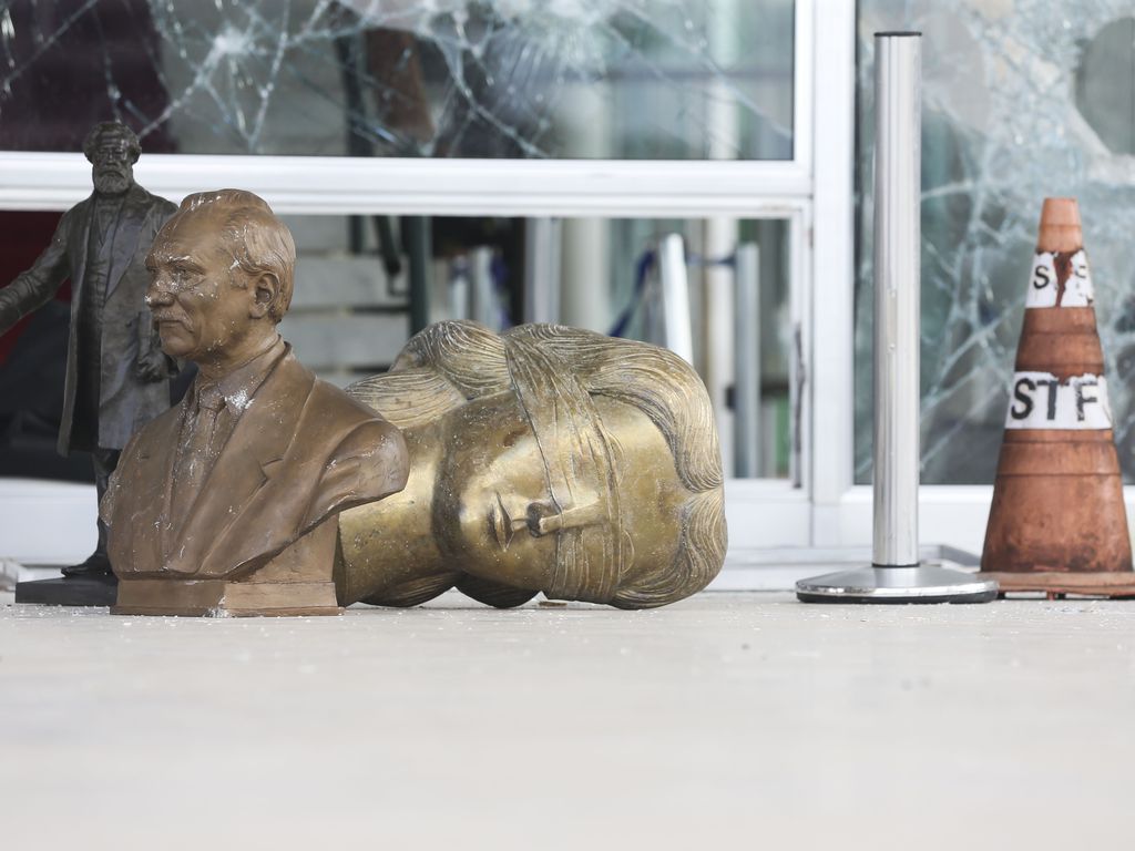 O “extremo direito” em face da extrema direita: a resposta da democracia burguesa ao golpismo bonapartista