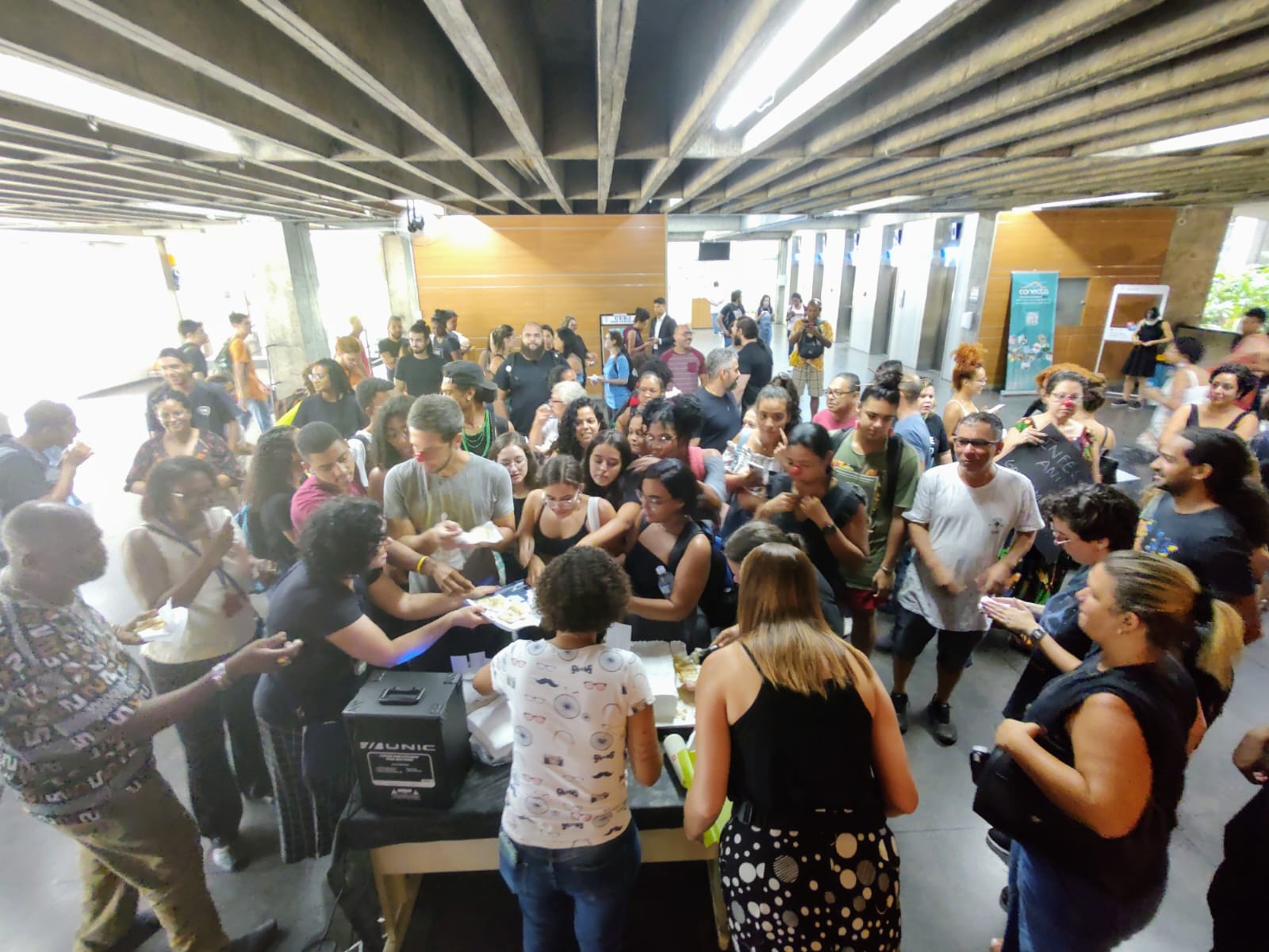 Administração da UERJ e Cláudio Castro pagam altos salários em projetos suspeitos enquanto dão calote nos trabalhadores