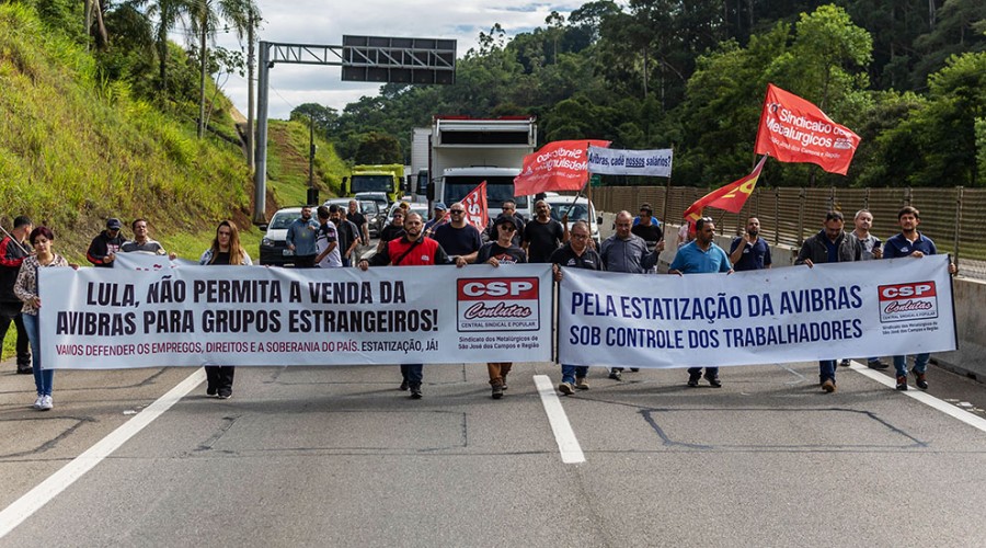 SP:  Metalúrgicos protestam contra atrasos salariais e pela estatização da Avibras