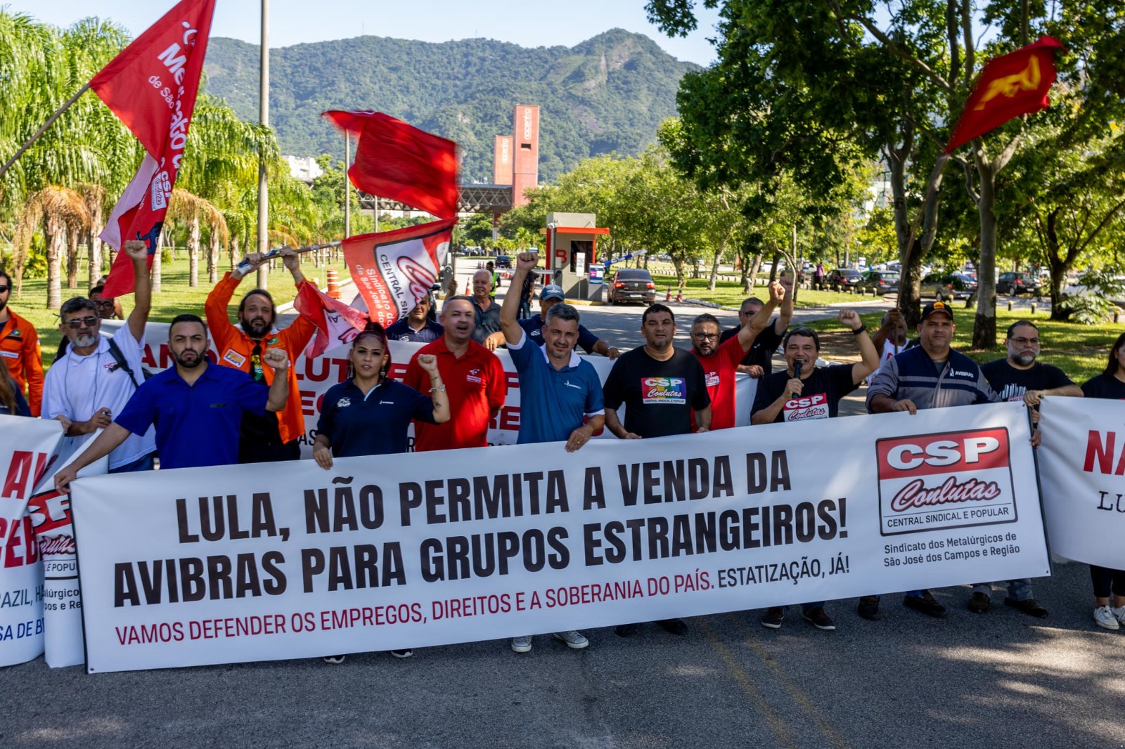 Metalúrgicos da Avibras fazem protesto em feira de Defesa no Rio de Janeiro