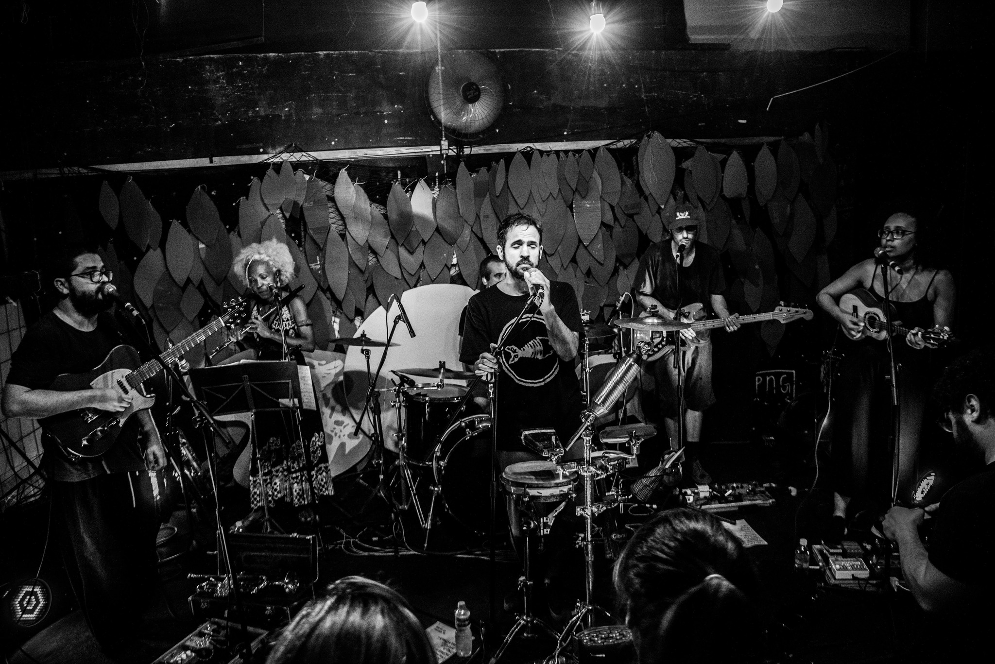 "Trabalhar menos, trabalhar todos": conheça a parceria entre os grupos El Efecto, Trupe Lona Preta e Galo