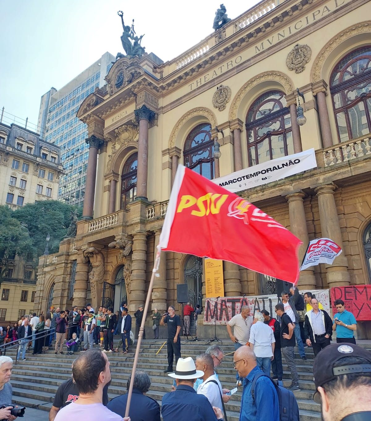 Dia de luta contra o Marco Temporal marca as escadarias do Teatro Municipal em São Paulo
