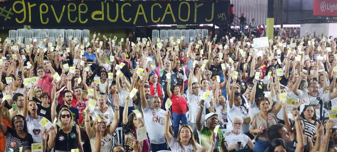 Trabalhadores da Educação do RJ aprovam continuidade de greve, que já dura um mês. Todo apoio!