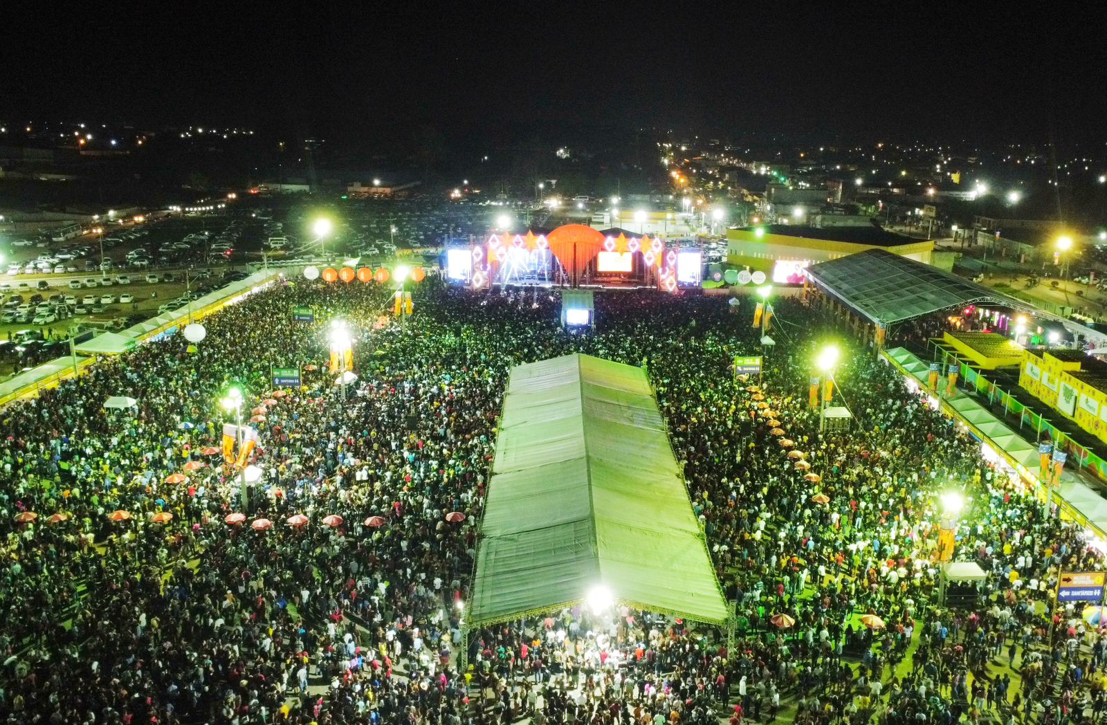 A "camarotização" e a invasão sertaneja nos festejos juninos do Nordeste