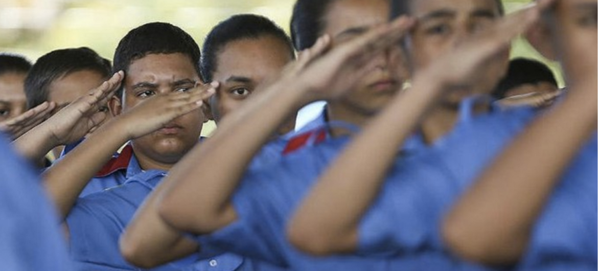 Fim do programa federal de escola cívico-militar não acaba com militarização das escolas