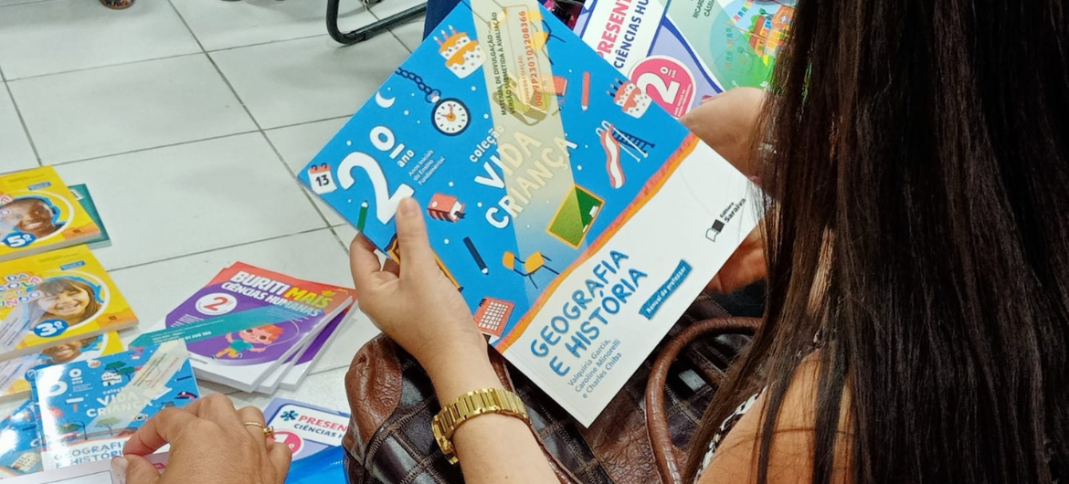Inimigo da educação: Governo de SP abandona livro didático e impõe vigilância de professores em sala
