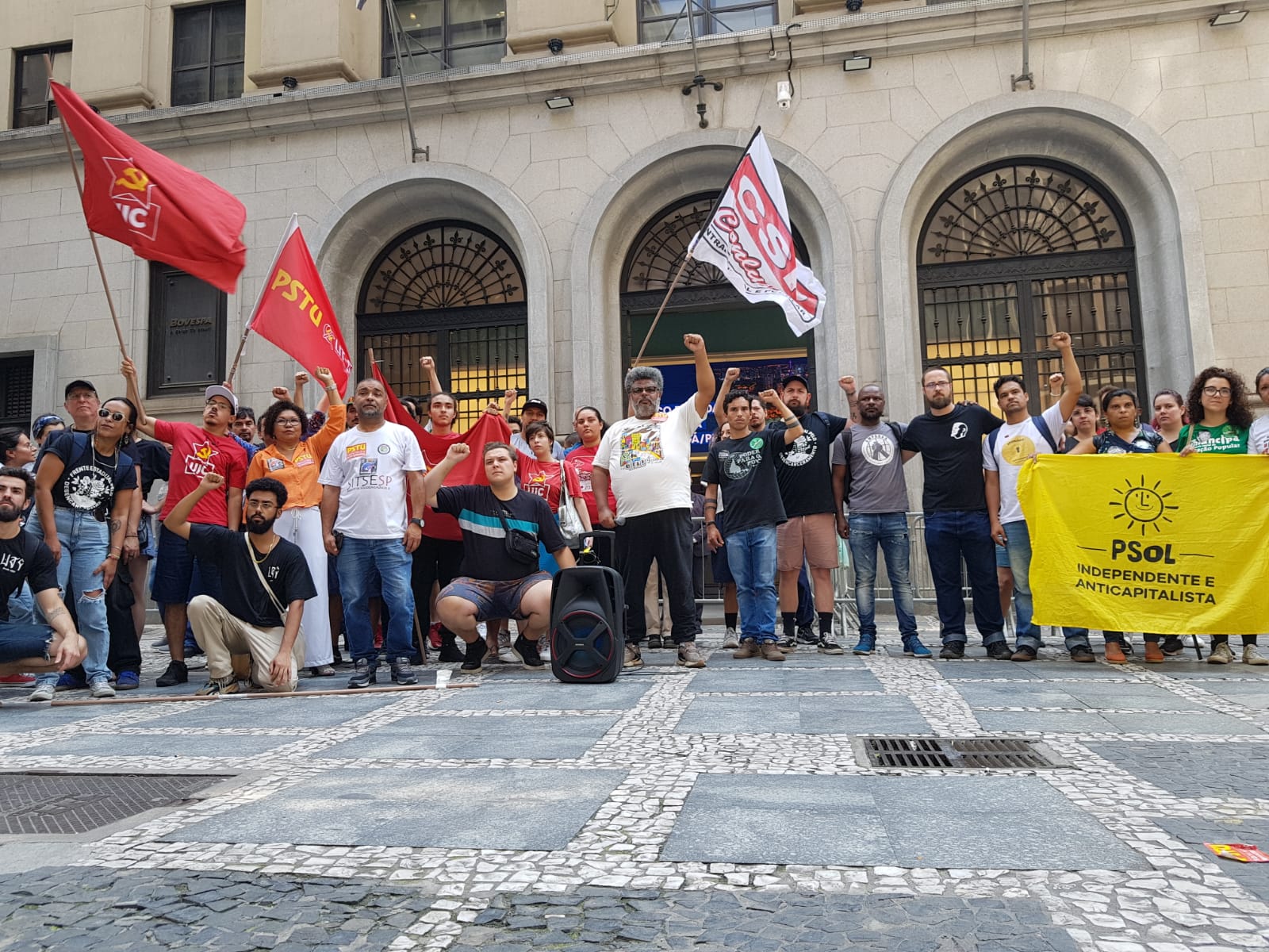 Protesto marca leilão do primeiro presídio privado do governo Lula