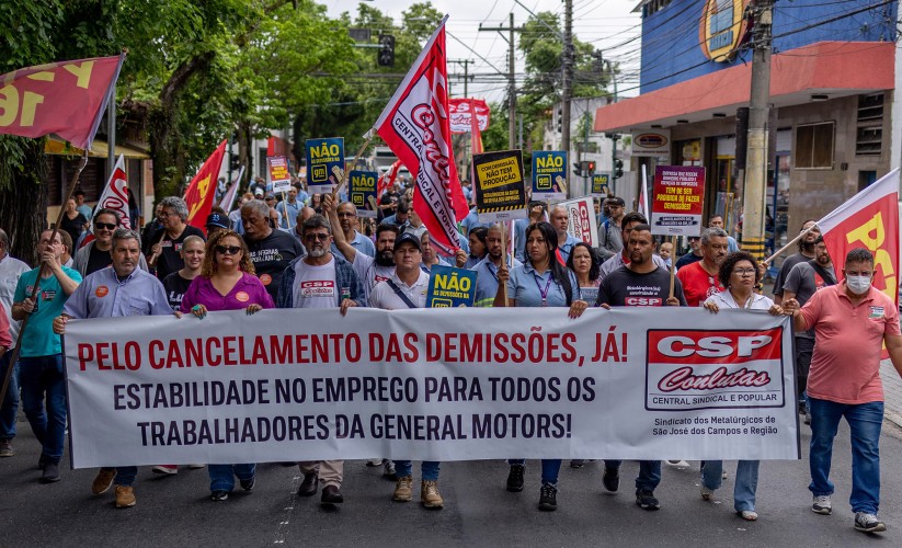 SP: Protesto em São José dos Campos, contra demissões na GM, reúne mil trabalhadores
