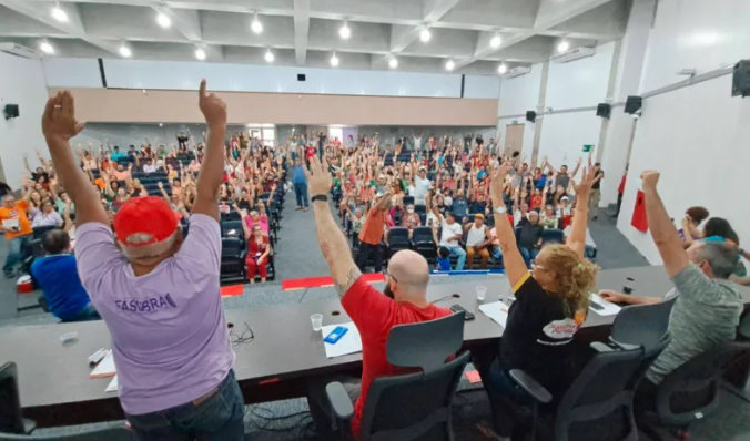 Servidores federais iniciam greves contra arrocho salarial do governo Lula