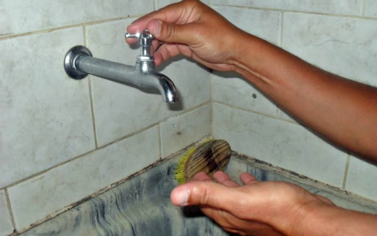 Águas do Rio fornece água contaminada e deixa milhões sem água! Privatizou, piorou!