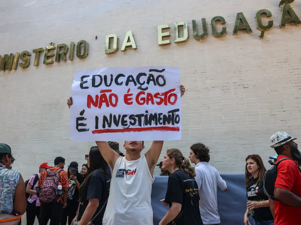 No governo Lula, a Educação está nas mãos dos grandes grupos empresariais