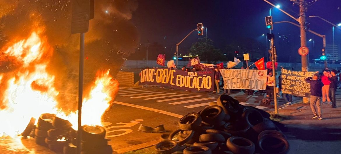 Servidores radicalizam protestos contra 0% de reajuste em dia de negociação com o governo Lula