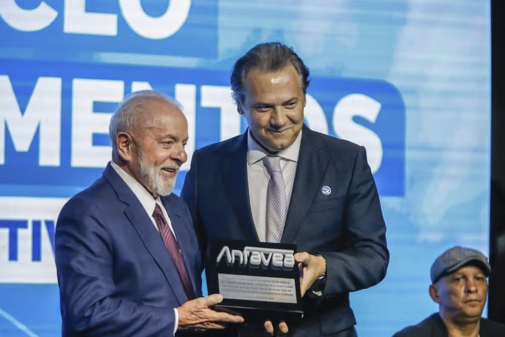 Para continuar privilegiando os bilionários, governo tira cada vez mais os pobres do Orçamento