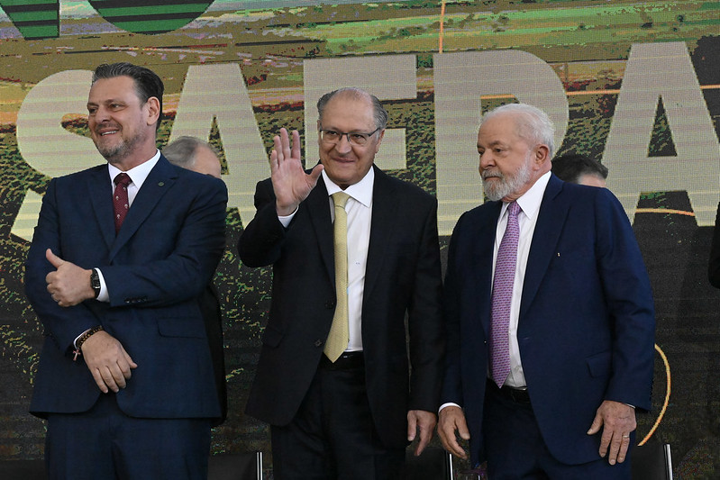 Enquanto critica bilionários, governo corta benefícios sociais e dá bilhões às grandes empresas e ao agronegócio