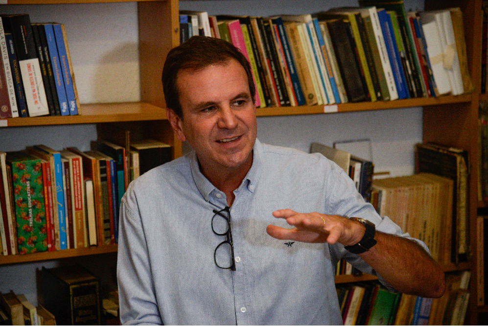 Eduardo Paes ataca trabalhadores e serviços públicos com apoio do PT