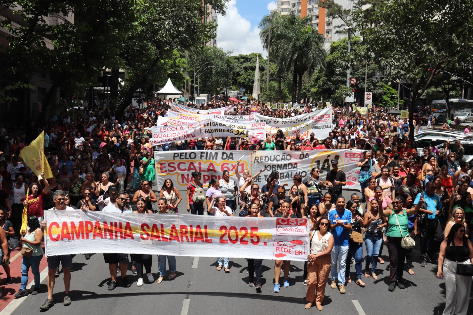 Mais de 4 mil trabalhadores em educação terceirizados protestam pelo fim da escala 6x1 nas ruas de Belo Horizonte