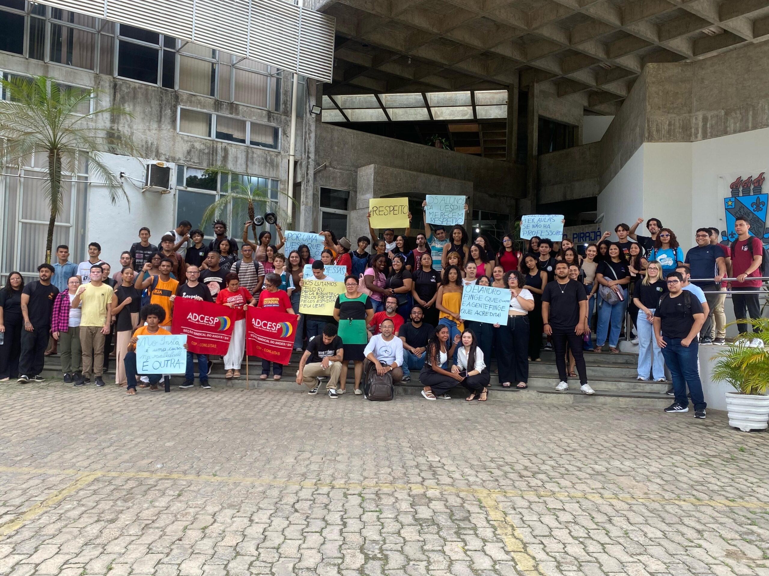 Manifestação na UESPI denuncia precarização e cortes orçamentários no primeiro dia letivo do semestre