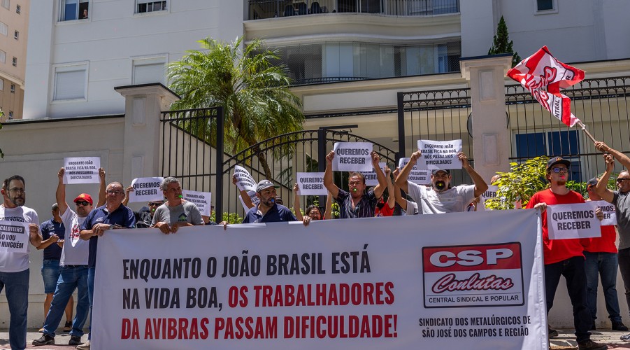 Trabalhadores da Avibras protestam em frente à casa de João Brasil