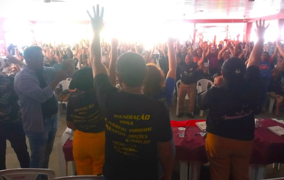 Trabalhadores da Educação do Piauí aprovam greve contra política de arrocho salarial de Rafael Fonteles (PT)