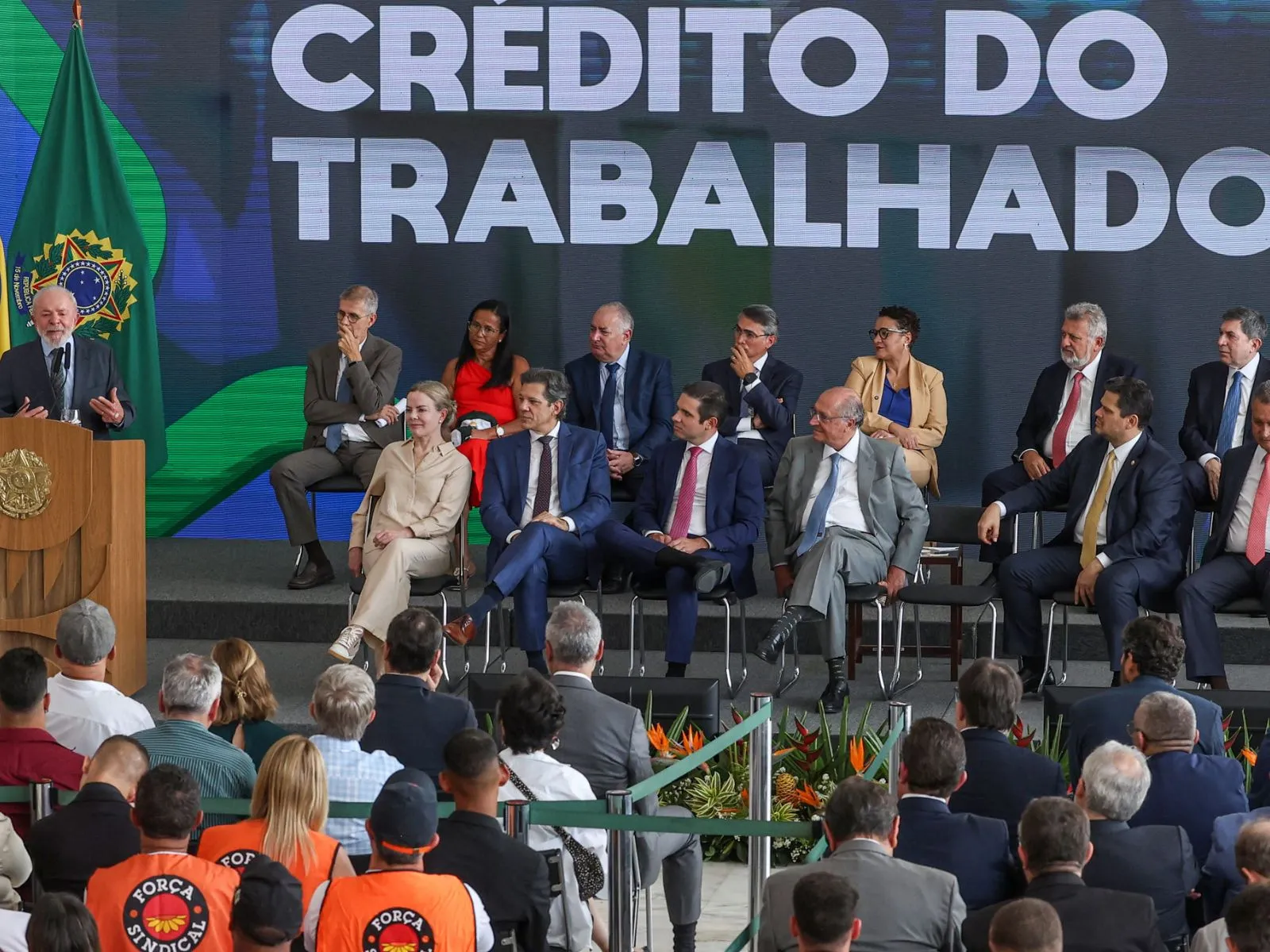 Programa de crédito consignado para celetistas é um presente de Lula aos bancos