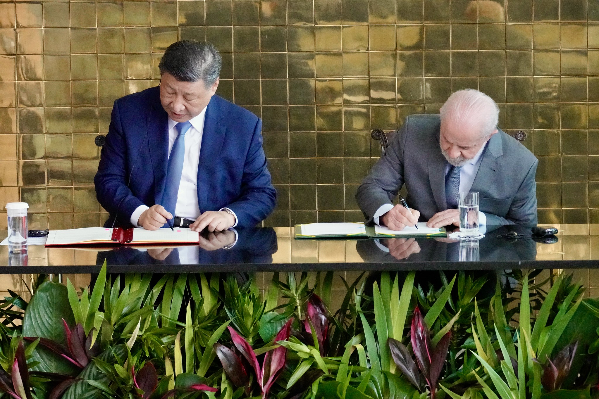 Subordinação à China não é alternativa à dominação dos EUA