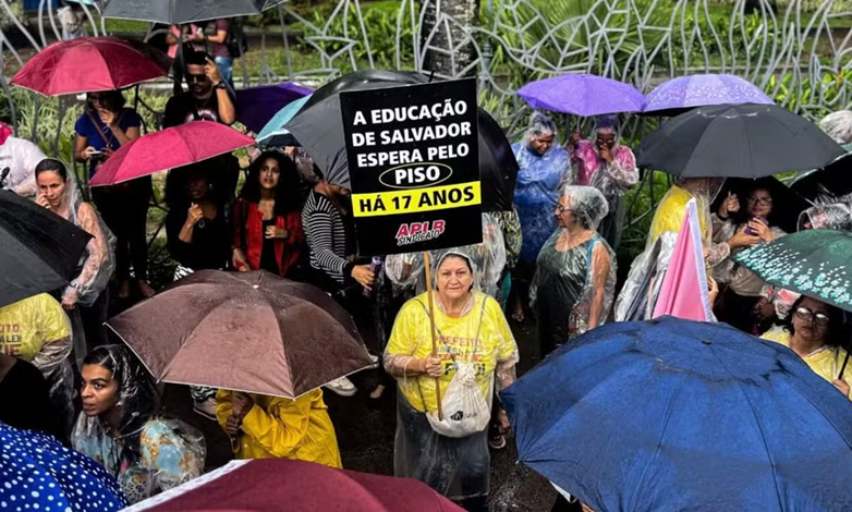 Salvador: Pelo pagamento do piso nacional, greve dos professores completa 30 dias