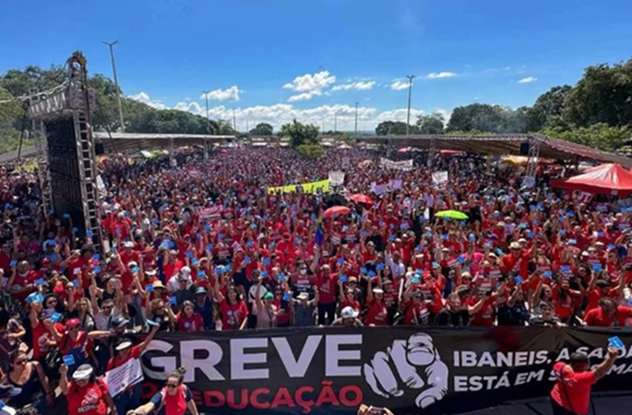 DF: Em greve, professores ocupam Secretaria de Educação