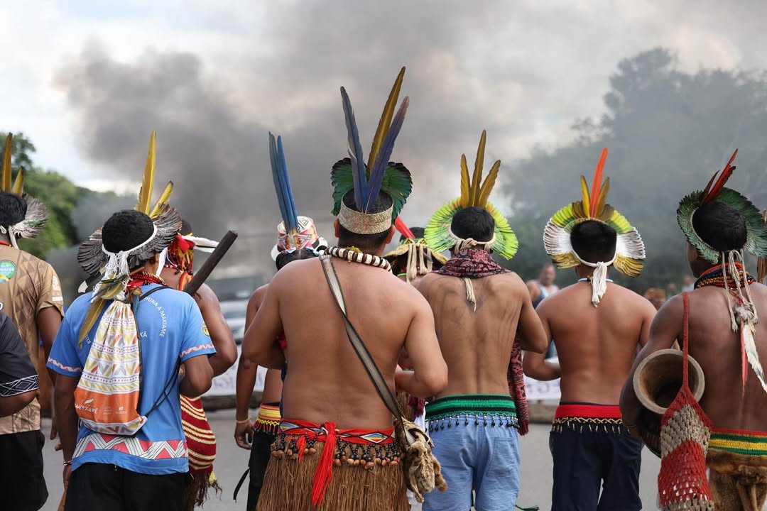 Povo Pataxó fecha a BR-101 contra a prisão política do cacique Suruí