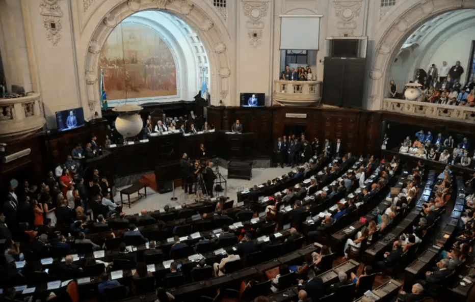 Mãos nas aposentadorias: o novo ataque de Cláudio Castro no Rio de Janeiro