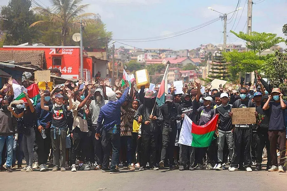 A geração Z e a vontade de liberdade: Do Nepal ao Paraguai, a juventude rebelde desafia governos e expõe a falência do capitalismo