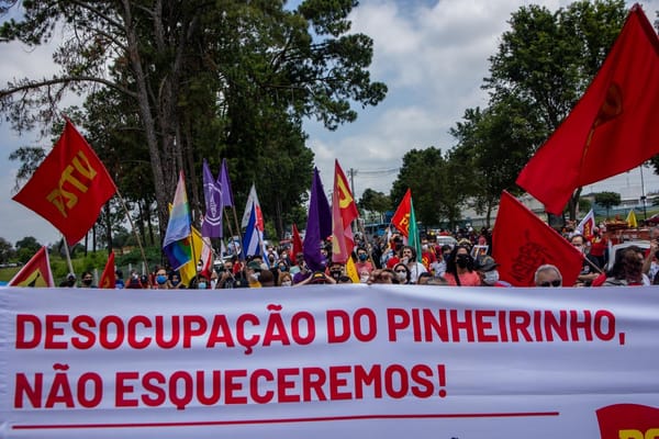 Manifestantes participam de ato em memória à desocupação violenta do Pinheirinho