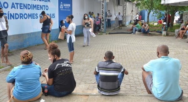 Em todo o país, hospitais estão lotados por conta da epidemia de influenza e do aumento de casos de Covid-19