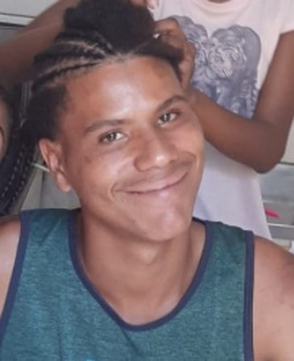 Jovem negro que vendia balas é assassinado por PM em Niterói