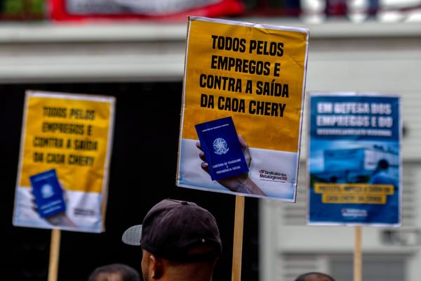 Contra o fechamento da fábrica, operários da Caoa Chery acampam em frente à sede da montadora