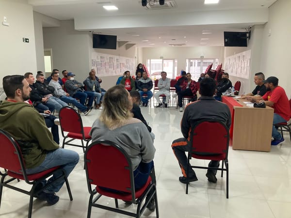 Em São José dos Campos, operários da Avibras se filiam ao PSTU