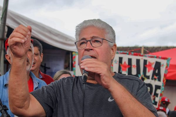 PR: Enquanto Bolsonaro sobe o tom de suas ameaças autoritárias, Requião (PT) elogia general da ditadura militar