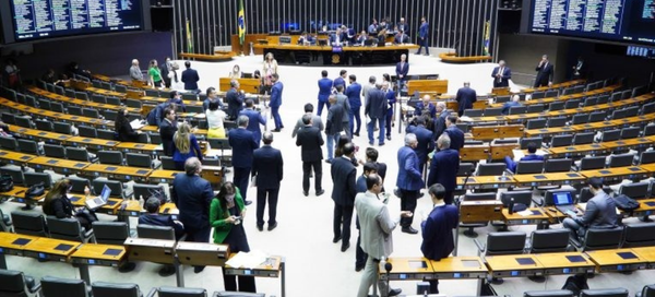Congresso Nacional aprova medidas que prejudicam trabalhadores em teletrabalho e reveem aposentadorias