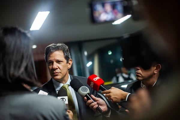 Arcabouço fiscal é neoliberal e privilegia banqueiros