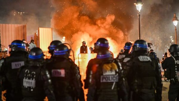 A França se incendeia: cresce a raiva contra Macron