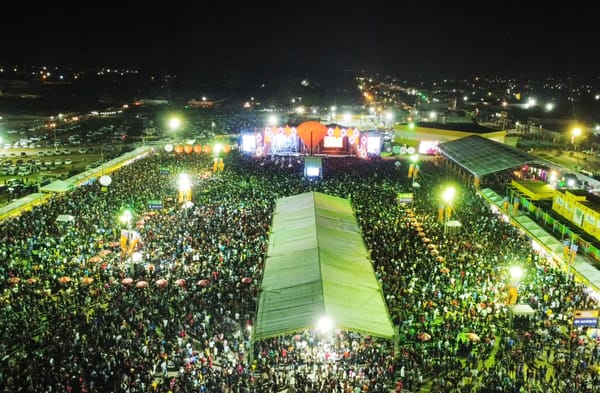A "camarotização" e a invasão sertaneja nos festejos juninos do Nordeste