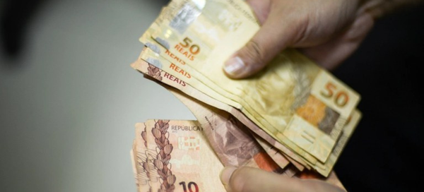 Novo salário mínimo de R$ 1.412 ainda é insuficiente diante da desvalorização
